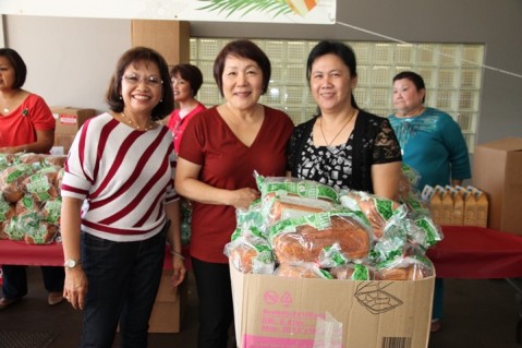 Pearl City Shopping Center owner gifts merchants with Punaluu Bake Shop Sweetbread and Mac Cookies